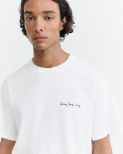 Charger l'image dans la galerie, T-shirt en coton bio imprimé long hug Thinking Mu chez WeCo Store