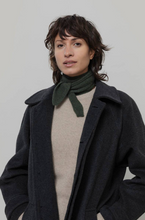 Charger l'image dans la galerie, Sophie scarf en cachemire recyclé - Dina - Green Foresta
