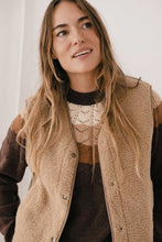 Charger l'image dans la galerie, veste teddy sans manches polyester recyclé two thrids weco store
