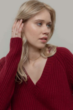 Charger l'image dans la galerie, Pull col V - Manon red vinaccia
