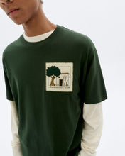 Charger l'image dans la galerie, T-shirt avec graphisme - House bottle green aaron tee
