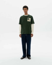 Charger l'image dans la galerie, T-shirt avec graphisme - House bottle green aaron tee
